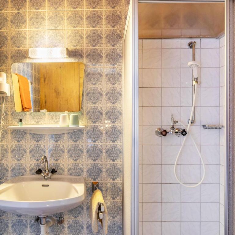 Pension Heidelberg - Vierbettzimmer mit Dusche - 10