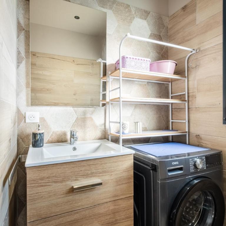 T3 Cros De Cagnes Bord De plage - Two-Bedroom Deluxe Apartment with Garden View - 21