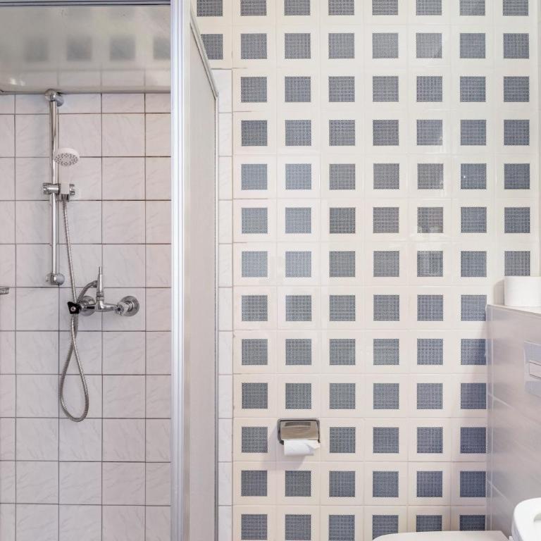 Pension Heidelberg - Dreibettzimmer mit Dusche - 9