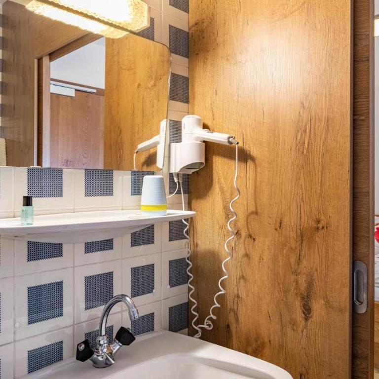 Pension Heidelberg - Dreibettzimmer mit Dusche - 8