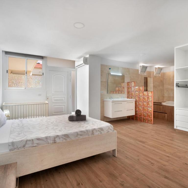 Beach Holidays - Two-Bedroom Deluxe Apartment with Garden View - 10
