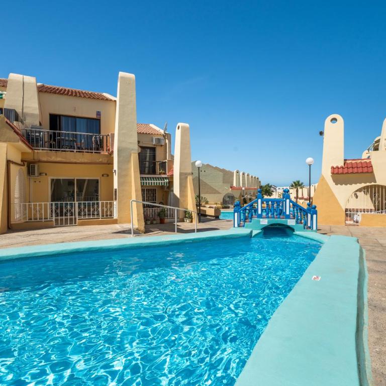 Beach Holidays - Two-Bedroom Deluxe Apartment with Garden View - 3
