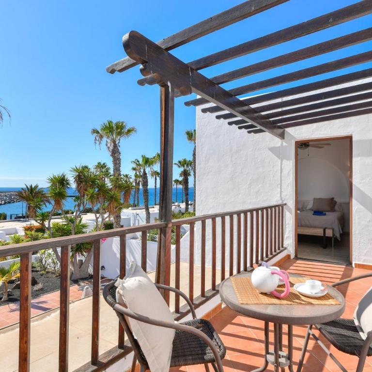 Puerto Chico 2 - Three-Bedroom Premium Apartment with Balcony - 20