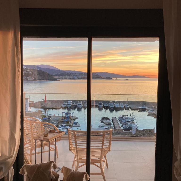 Icon Marina B - Two-Bedroom Deluxe Apartment with Ocean View - 1