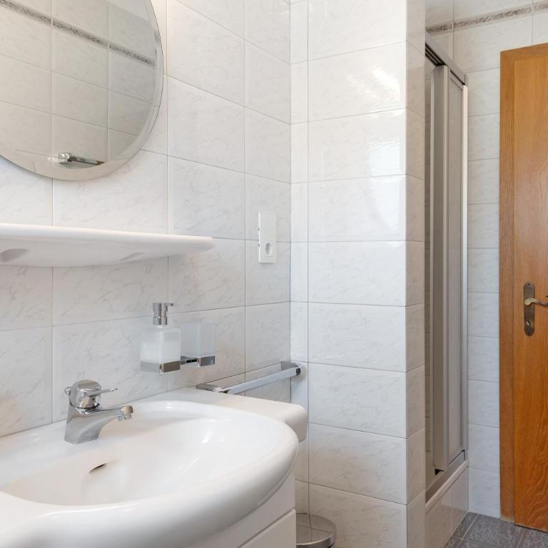 Mayr Apartments Zwei - Two-Bedroom Deluxe Apartment with Garden View - 20