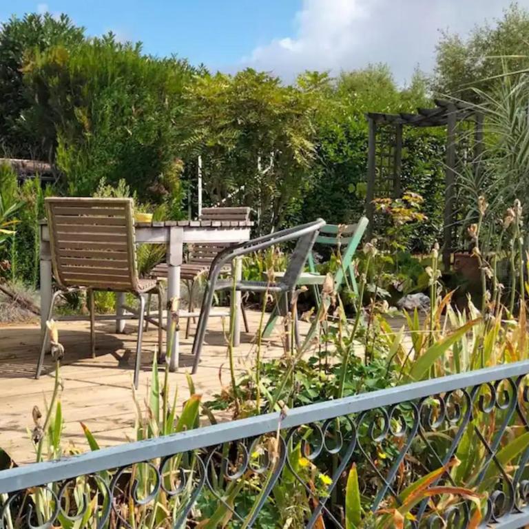Chez Gaston - Two-Bedroom Deluxe Apartment with Garden View - 1