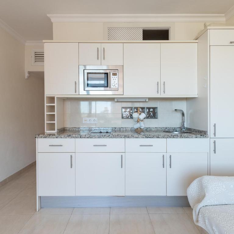Sunny one bedroom apartment - Superior One-Bedroom Apartment with Balcony - 6