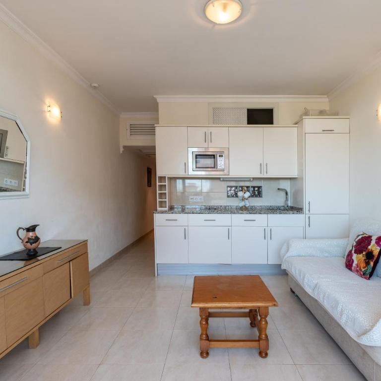 Sunny one bedroom apartment - Superior One-Bedroom Apartment with Balcony - 4