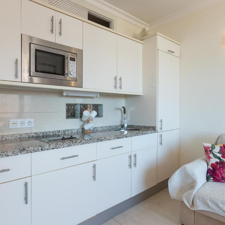 Sunny one bedroom apartment - Superior One-Bedroom Apartment with Balcony - 5