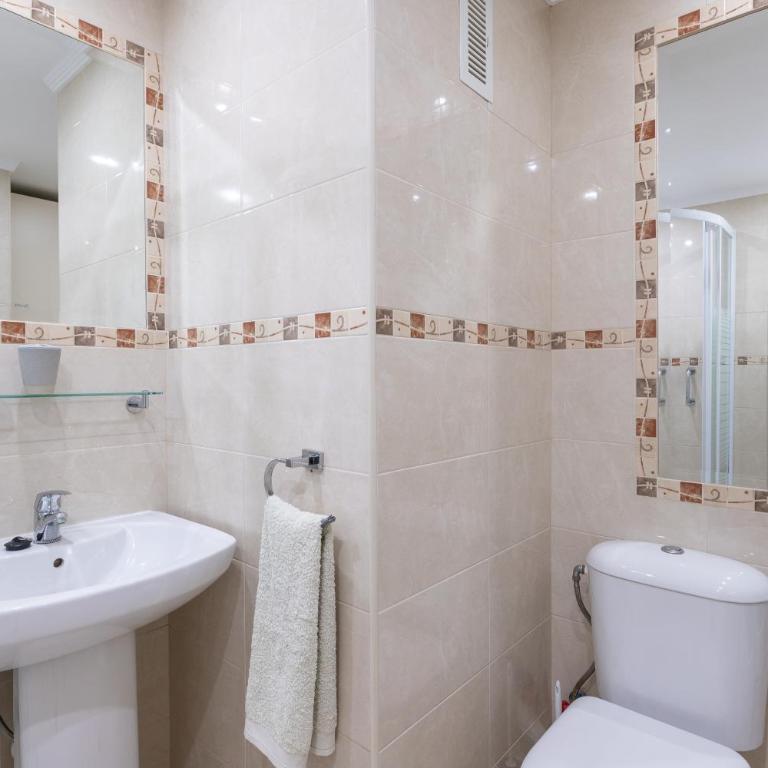 Sunny one bedroom apartment - Superior One-Bedroom Apartment with Balcony - 10
