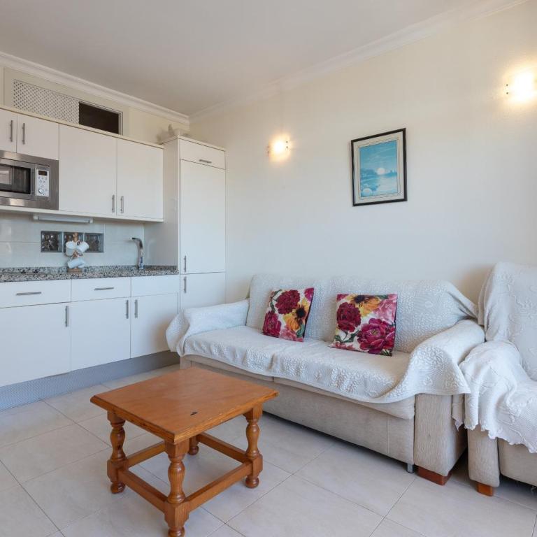 Sunny one bedroom apartment - Superior One-Bedroom Apartment with Balcony - 12
