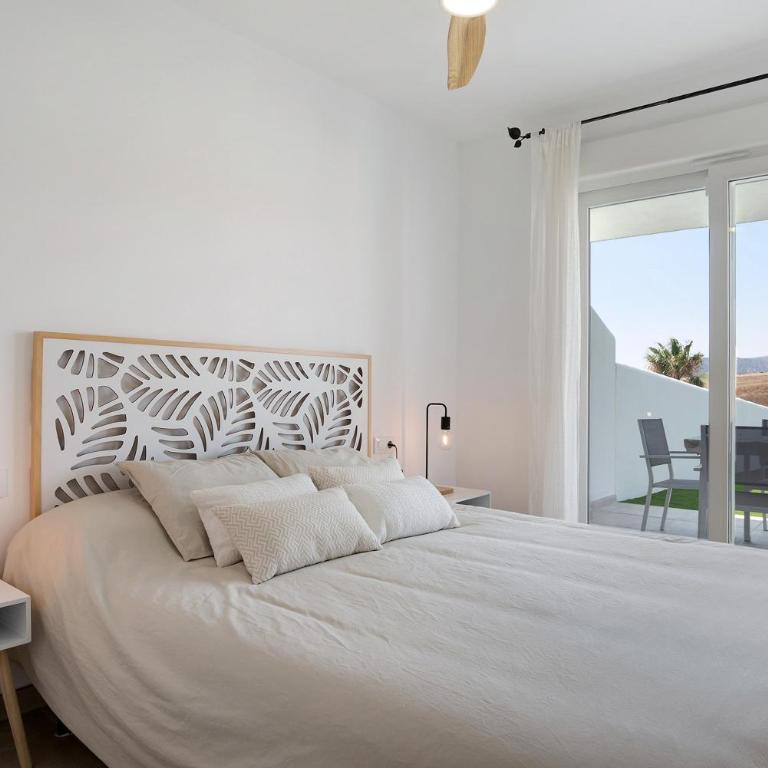 Bajo Poniente - Two-Bedroom Deluxe Apartment with Ocean View - 15