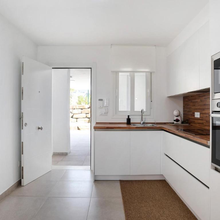 Bajo Poniente - Two-Bedroom Deluxe Apartment with Ocean View - 11