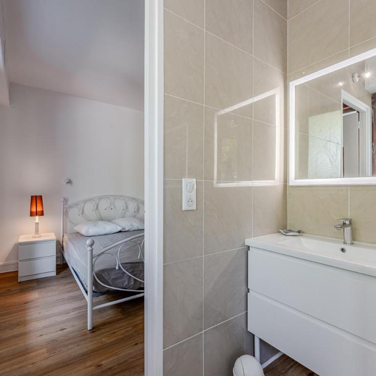 Appartement Rose Mousse - Abatilles - Two-Bedroom Deluxe Apartment with Garden View - 12