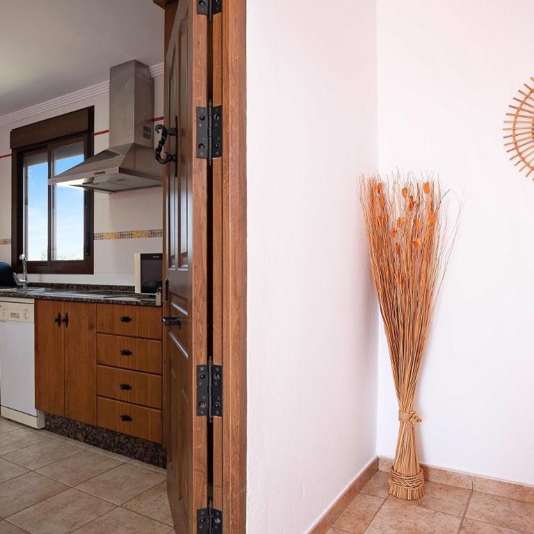 Villa Fornell 3 - Habitación Triple con vistas al jardín - 8