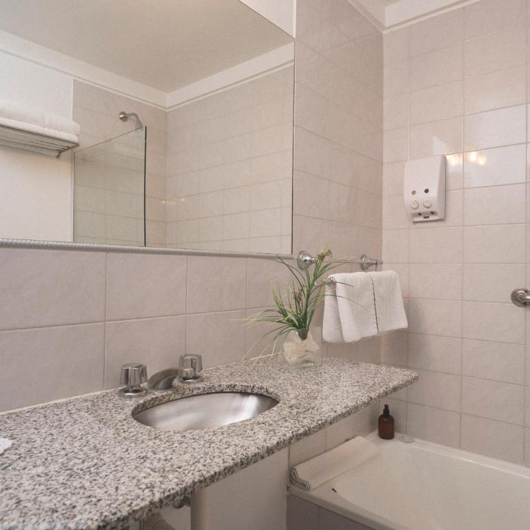 Hotel Tolosa - Standard Triple Room - 4