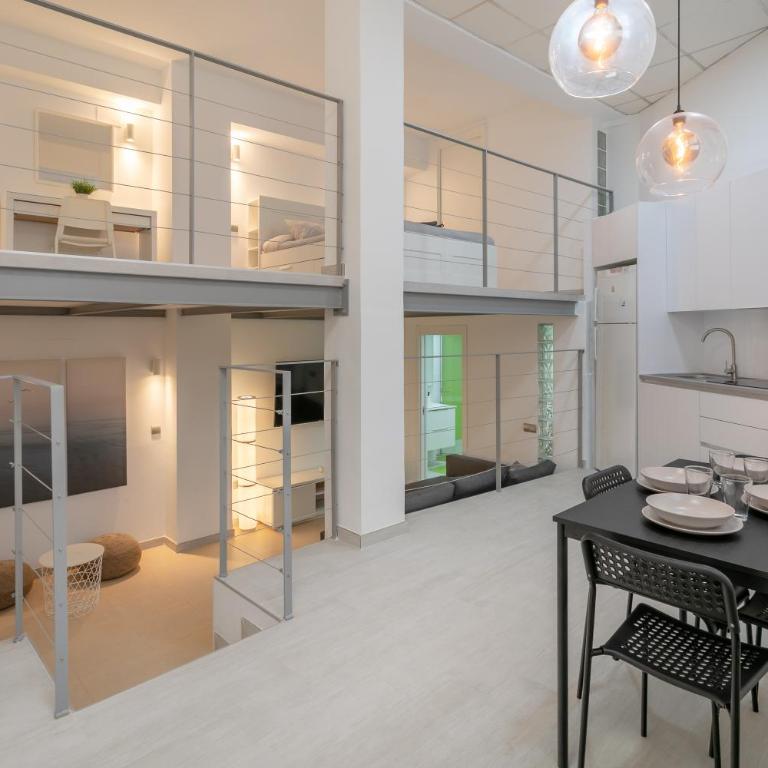 Alison's Loft - Apartment with Shower - 1