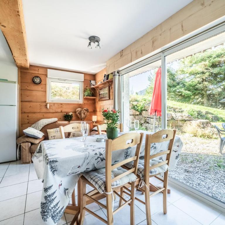 Chalet Les Mios, chez Isa - Two-Bedroom Deluxe Apartment with Garden View - 2
