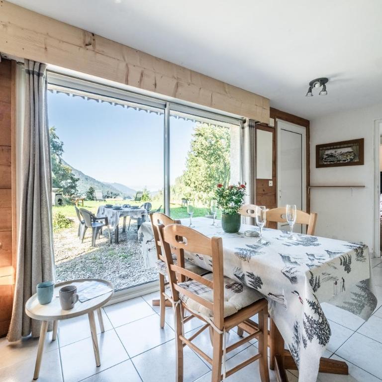 Chalet Les Mios, chez Isa - Two-Bedroom Deluxe Apartment with Garden View - 6