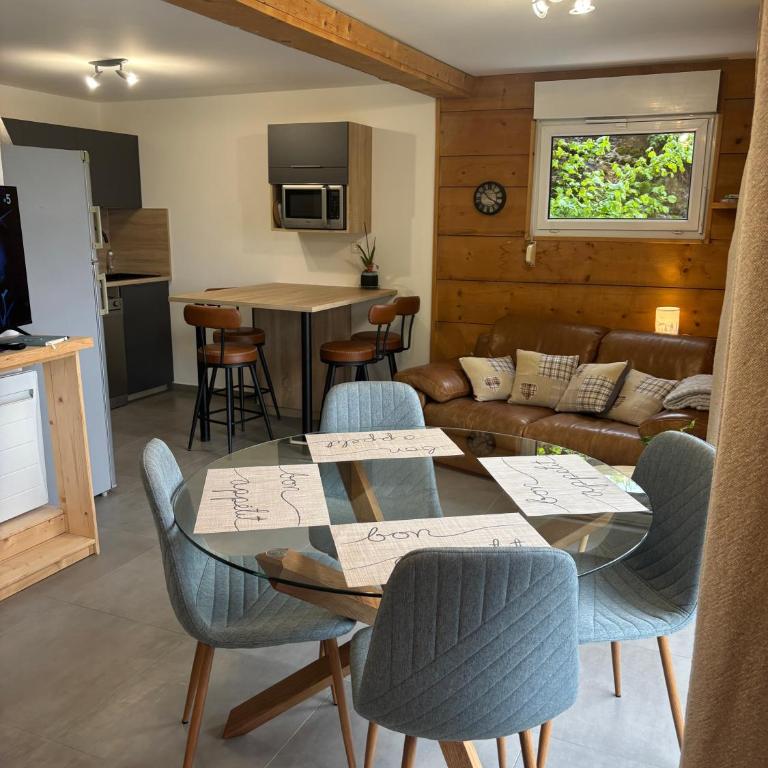 Chalet Les Mios, chez Isa - Two-Bedroom Deluxe Apartment with Garden View - 3