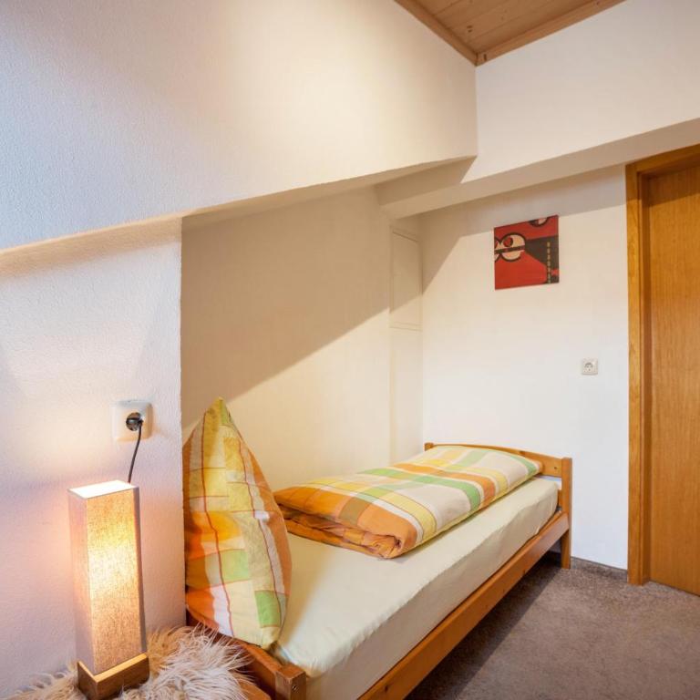 Ferienwohnung Schloßberg - Deluxe-Apartment mit 2 Schlafzimmern und Gartenblick - 12