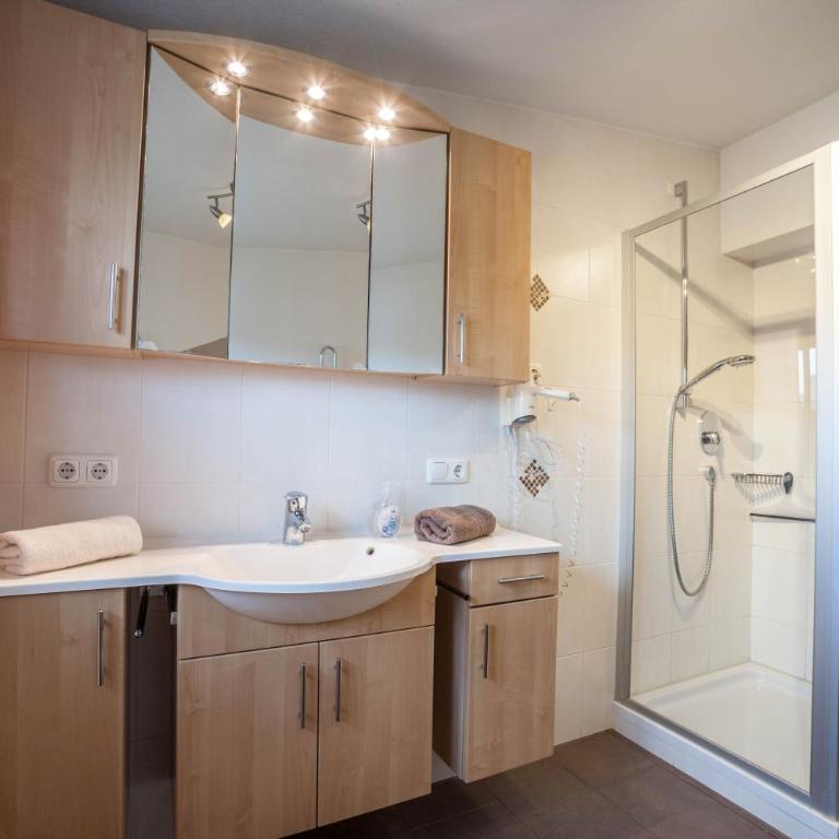 Ferienwohnung Schloßberg - Deluxe-Apartment mit 2 Schlafzimmern und Gartenblick - 14