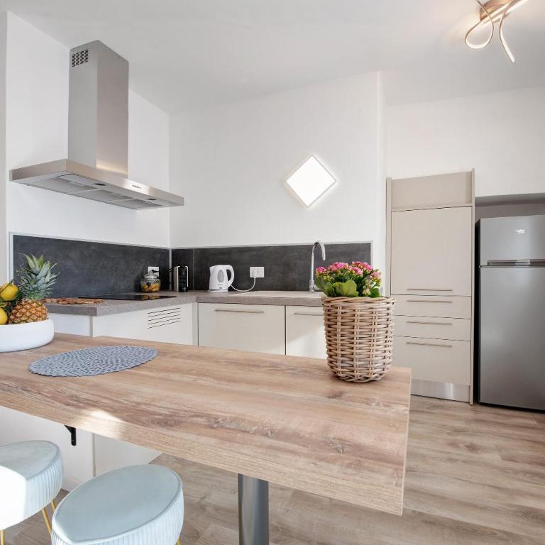 Residence Tatiana Flower - Appartamento Deluxe con 2 Camere da Letto e Vista Giardino - 6