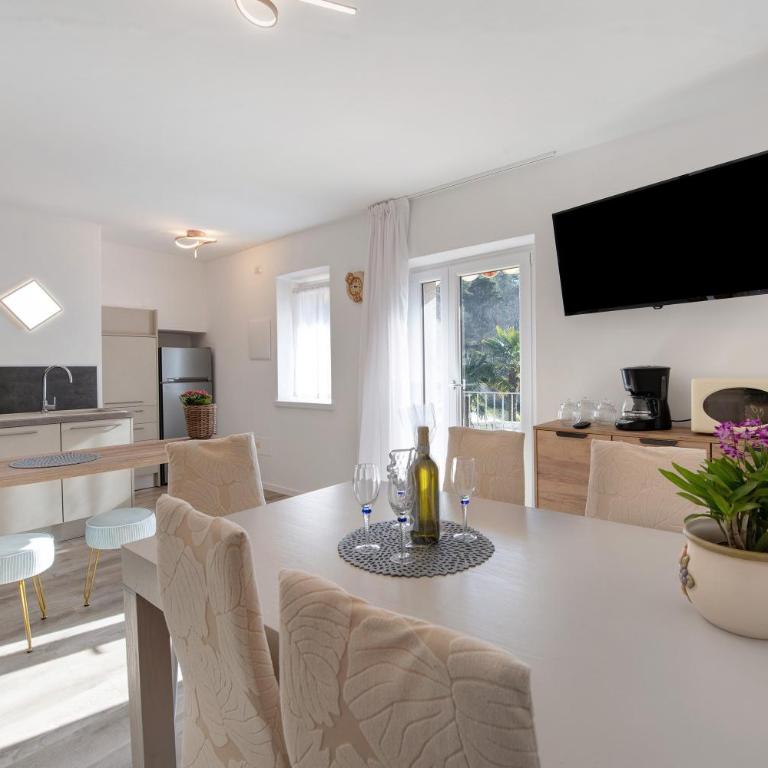 Residence Tatiana Flower - Appartamento Deluxe con 2 Camere da Letto e Vista Giardino - 9