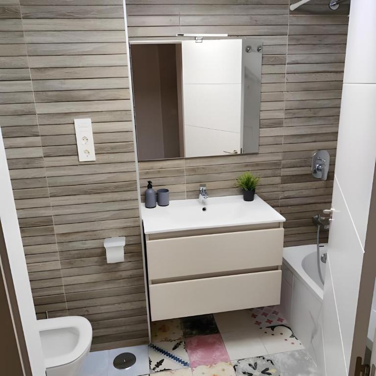 Ferienwohnung mit Pool 50m Strand - Two-Bedroom Deluxe Apartment with Balcony - 26