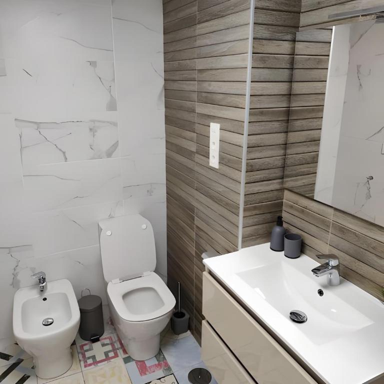 Ferienwohnung mit Pool 50m Strand - Two-Bedroom Deluxe Apartment with Balcony - 11