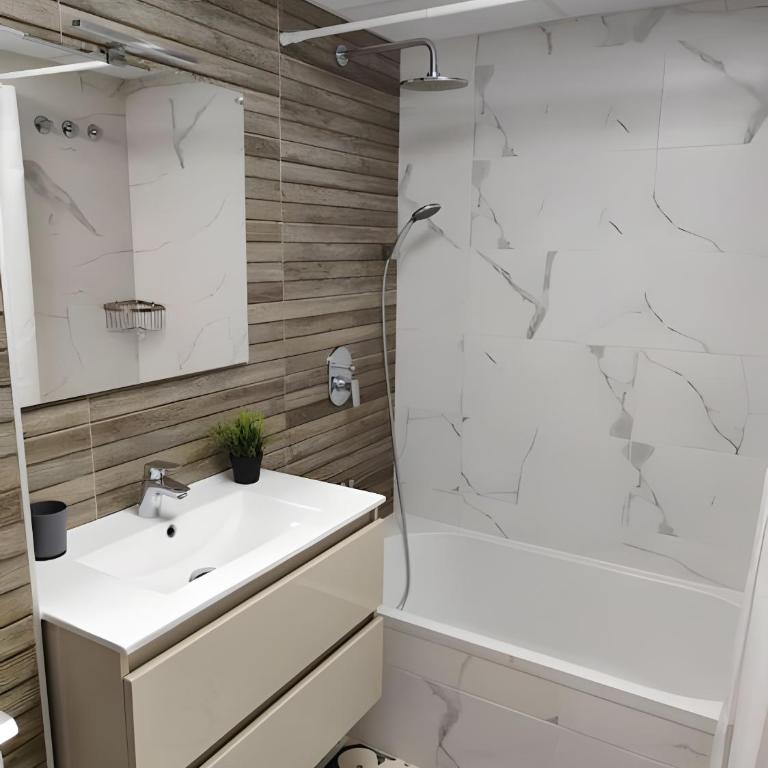 Ferienwohnung mit Pool 50m Strand - Two-Bedroom Deluxe Apartment with Balcony - 5