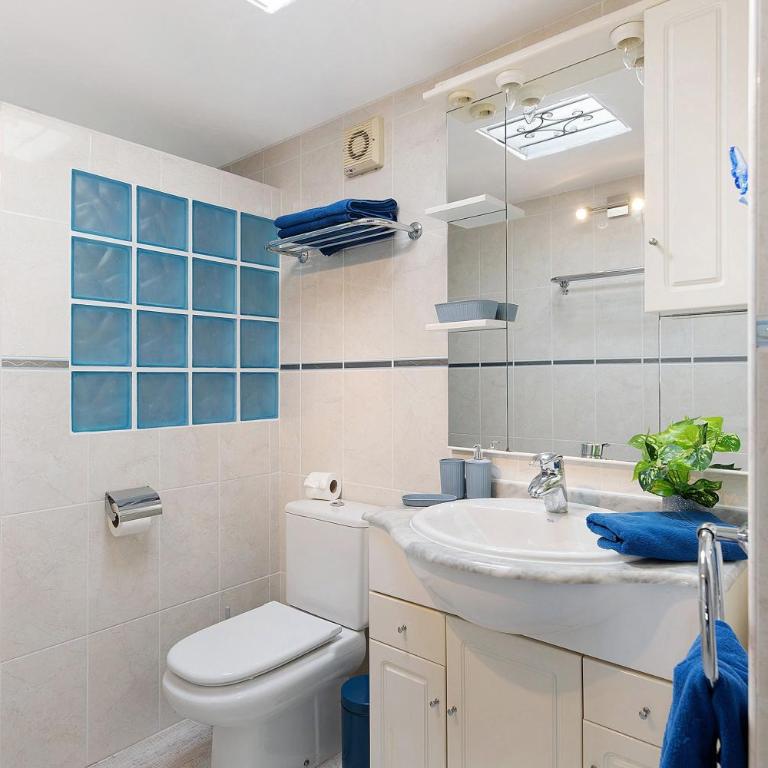Puerto Chico A - Two-Bedroom Deluxe Apartment with Ocean View - 22