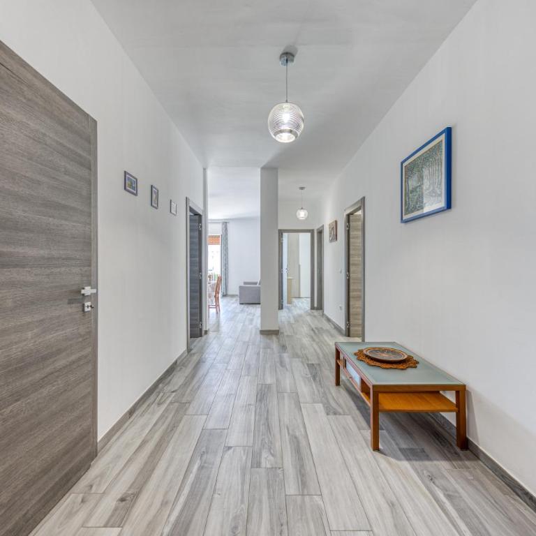 Casa Vacanze La Torre - Appartamento Premium con 3 Camere da Letto e Balcone - 17