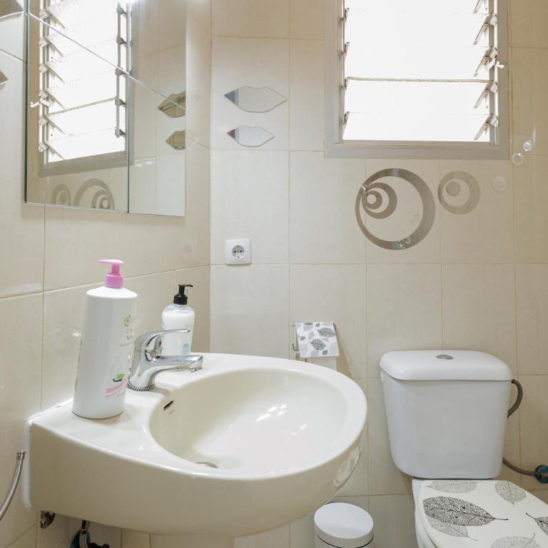 Duque Center Premium Suites - Two-Bedroom Deluxe Apartment with Balcony - 8