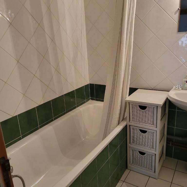 Gîte à Molines en Queyras 8-15 pers - Appartement Supérieur - Vue sur Ville - 23