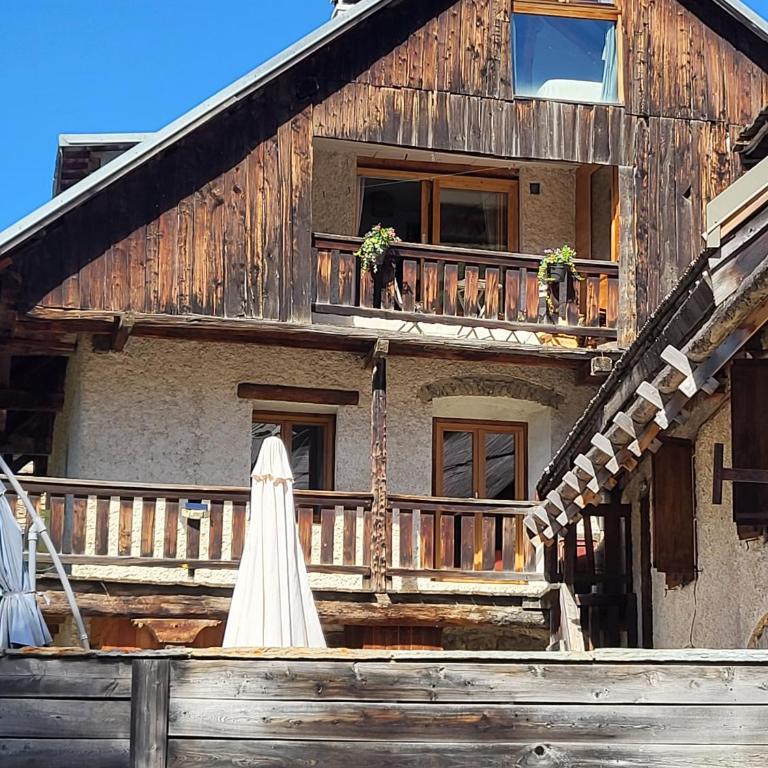 Gîte à Molines en Queyras 8-15 pers - Appartement Supérieur - Vue sur Ville - 8