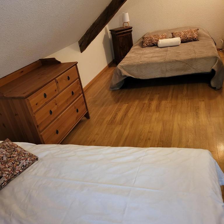 Gîte à Molines en Queyras 8-15 pers - Appartement Supérieur - Vue sur Ville - 16