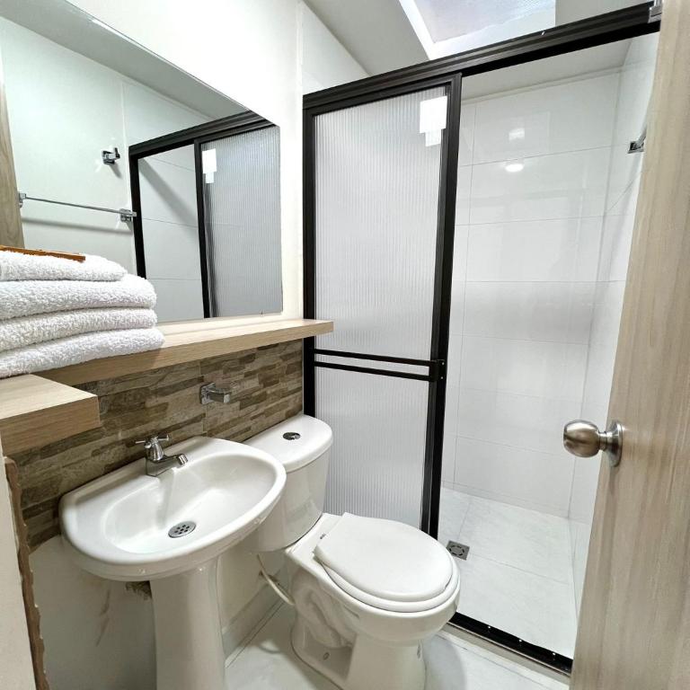 Hotel Adel - Habitación Familiar con baño privado - 3