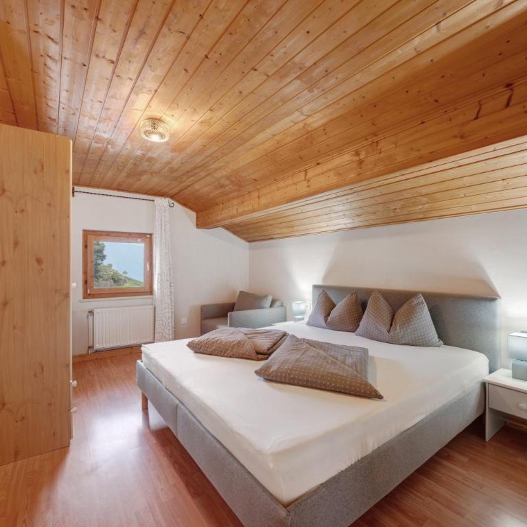 Ferienwohnung Bergblick-schlosshof - Two-Bedroom Deluxe Apartment with Garden View - 9