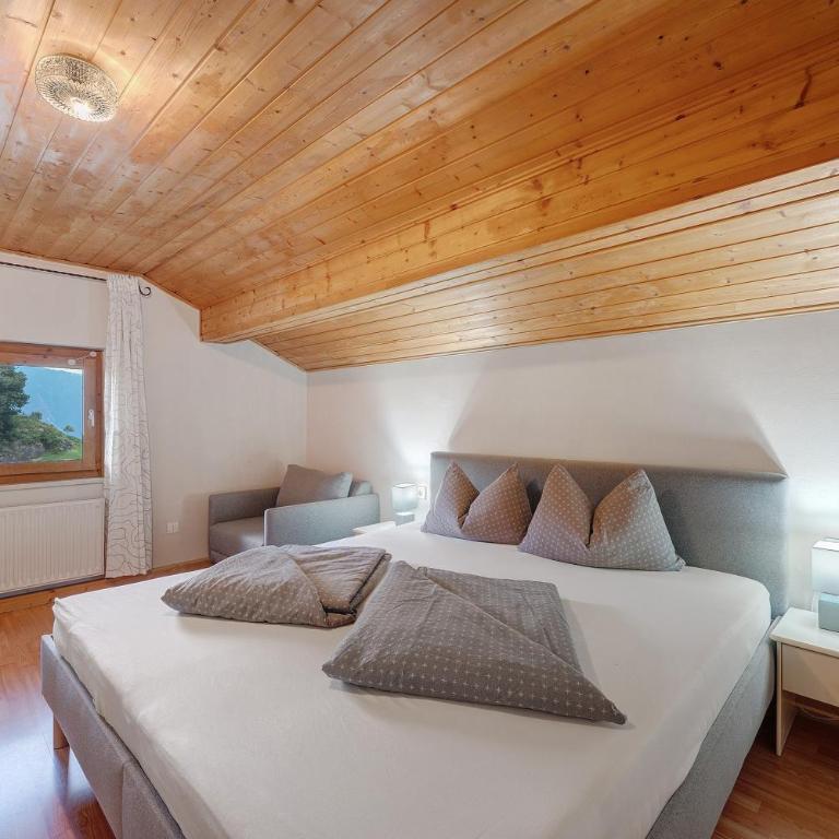Ferienwohnung Bergblick-schlosshof - Two-Bedroom Deluxe Apartment with Garden View - 1
