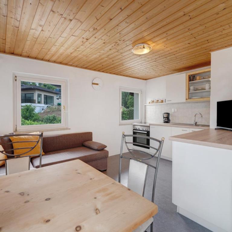 Ferienwohnung Bergblick-schlosshof - Two-Bedroom Deluxe Apartment with Garden View - 3