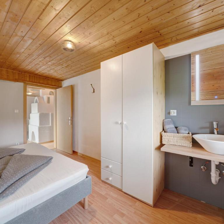 Ferienwohnung Bergblick-schlosshof - Two-Bedroom Deluxe Apartment with Garden View - 13