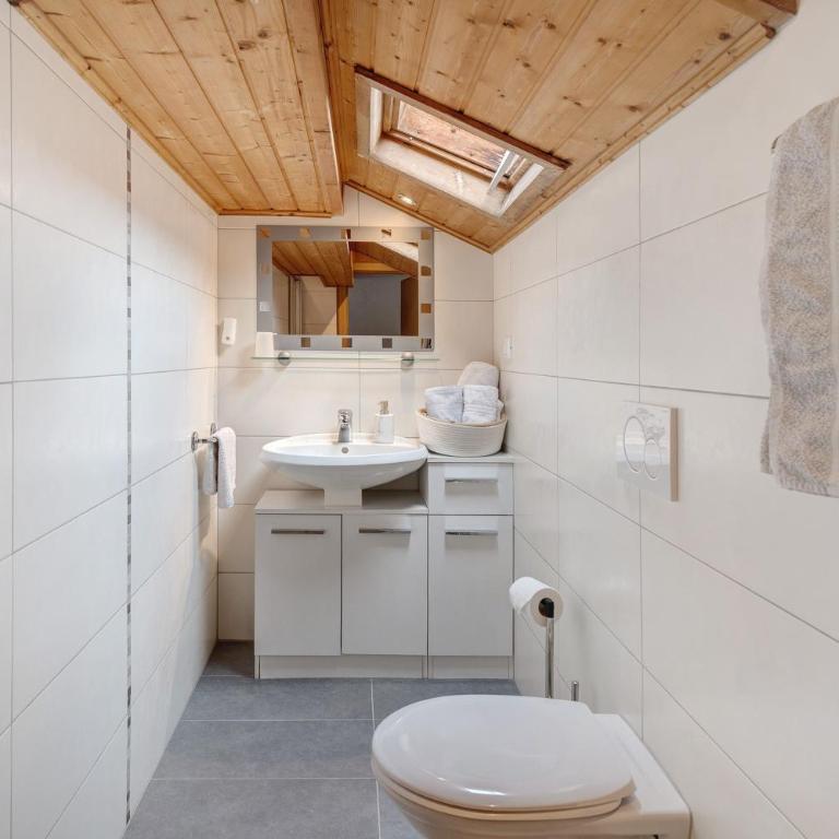 Ferienwohnung Bergblick-schlosshof - Two-Bedroom Deluxe Apartment with Garden View - 15