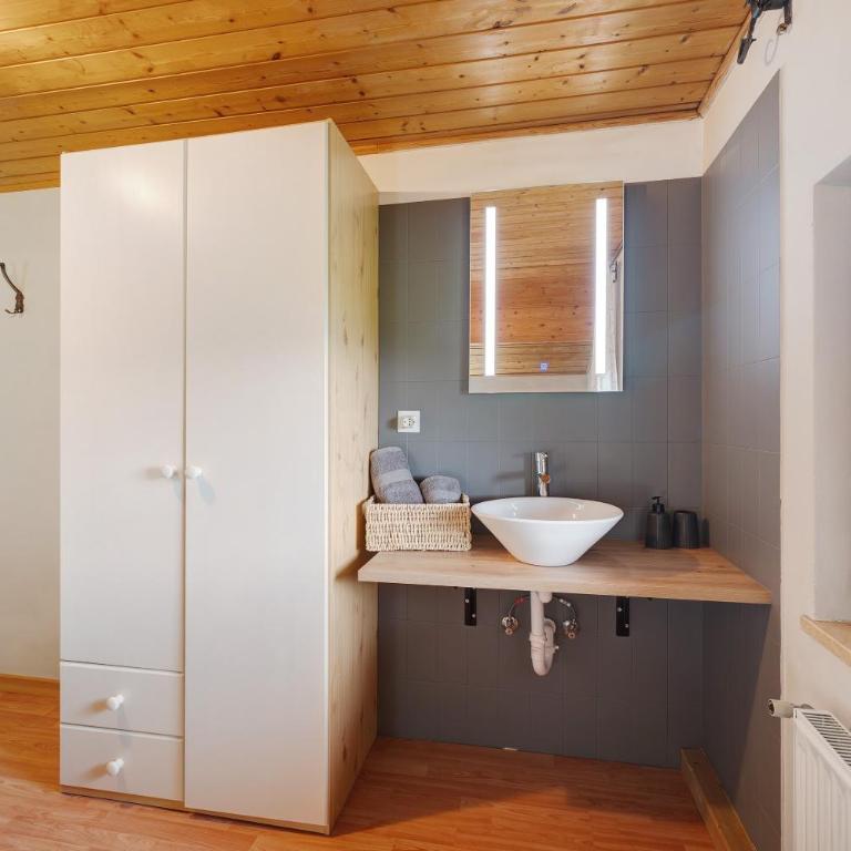 Ferienwohnung Bergblick-schlosshof - Two-Bedroom Deluxe Apartment with Garden View - 12