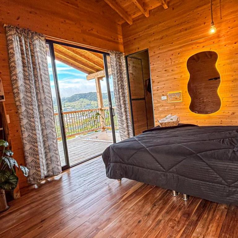 Ecoparque Hotel El Cielo Cabañas - Habitación con cama extragrande y bañera de hidromasaje - 3