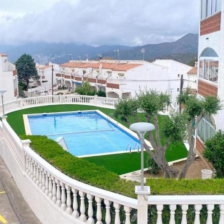 Escapada en Roses: Confort, Terraza & Piscina Común - ES-258-157 - Casa - 1