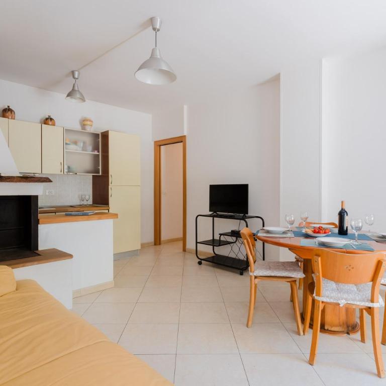 Casa vacanze Laura in centro - Appartamento Deluxe con 2 Camere da Letto e Vista Giardino - 4