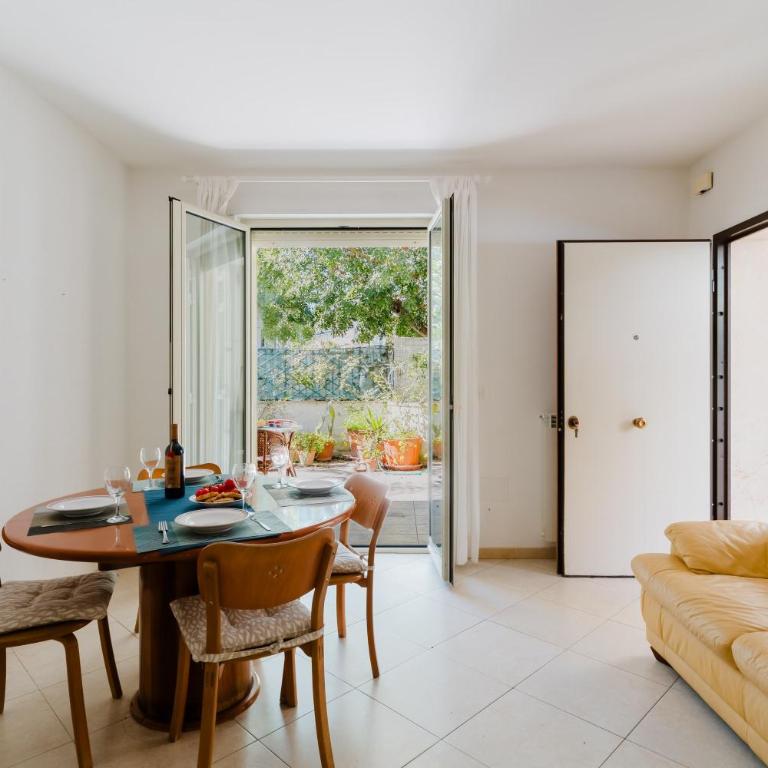 Casa vacanze Laura in centro - Appartamento Deluxe con 2 Camere da Letto e Vista Giardino - 17