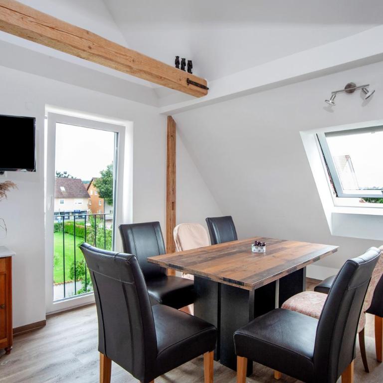 Neu renovierte Dachgeschosswohnung - Deluxe-Apartment mit 2 Schlafzimmern und Gartenblick - 2