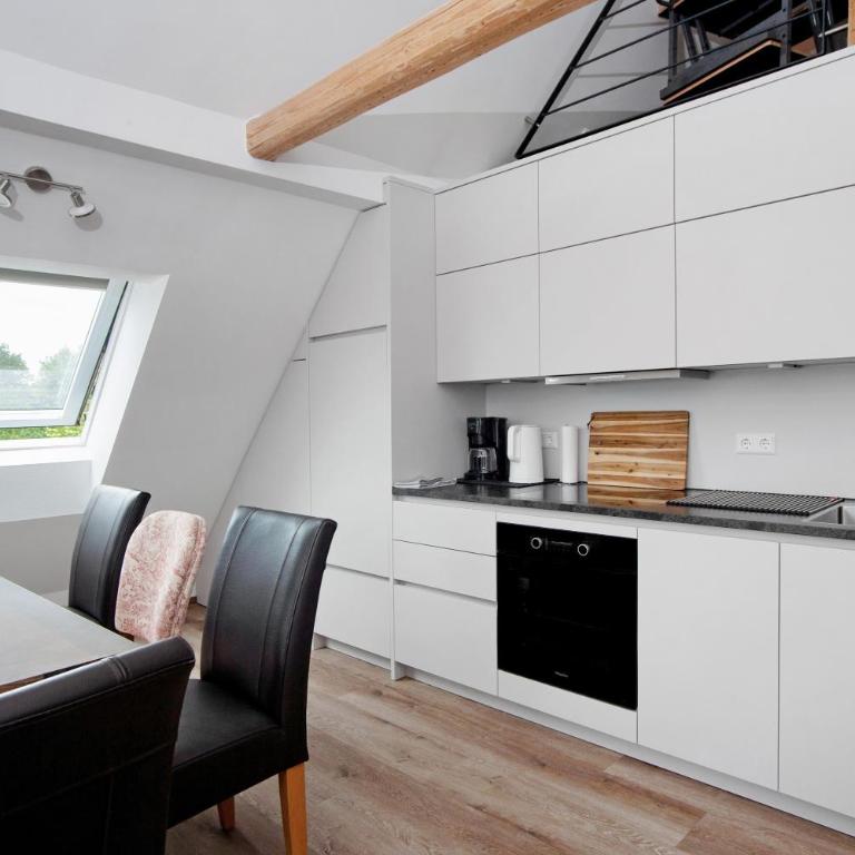 Neu renovierte Dachgeschosswohnung - Deluxe-Apartment mit 2 Schlafzimmern und Gartenblick - 1